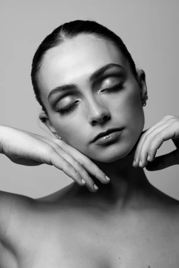 Look Editorial en blanco y negro, foto 4