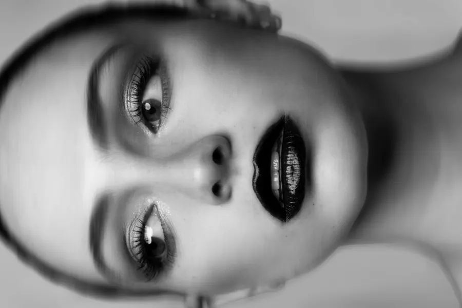 Look Editorial en blanco y negro, foto 9