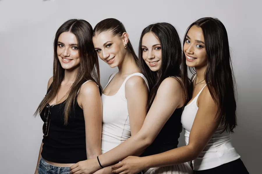 Cuatro de las modelos de la sesión, abrazadas y sonriendo