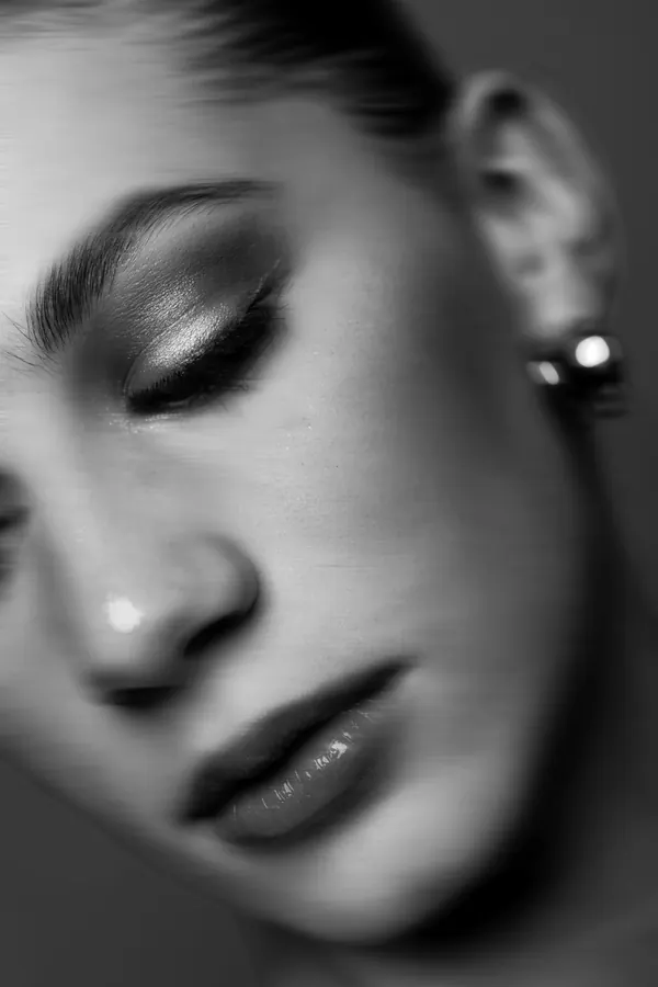 Look Soft glam en blanco y negro, foto 21
